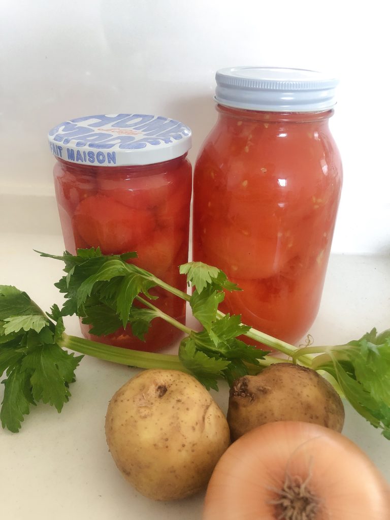 瓶に入った手作りホールトマト