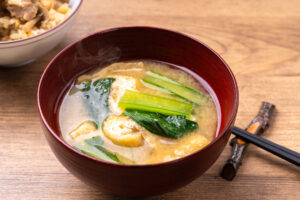 小松菜とわかめの味噌汁