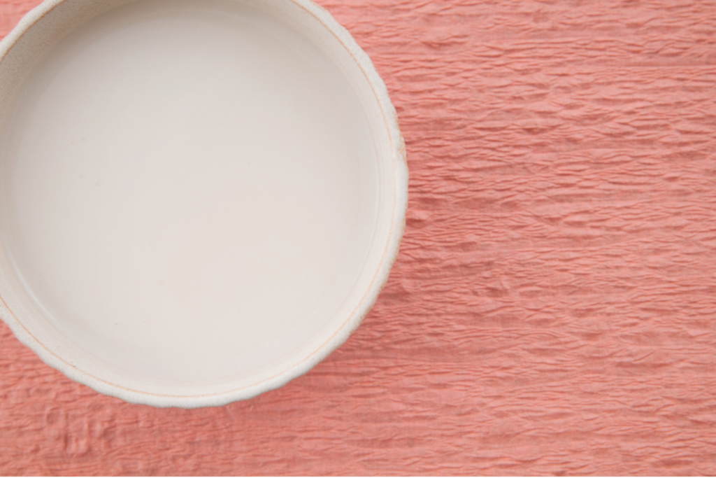 白い容器に入った甘酒