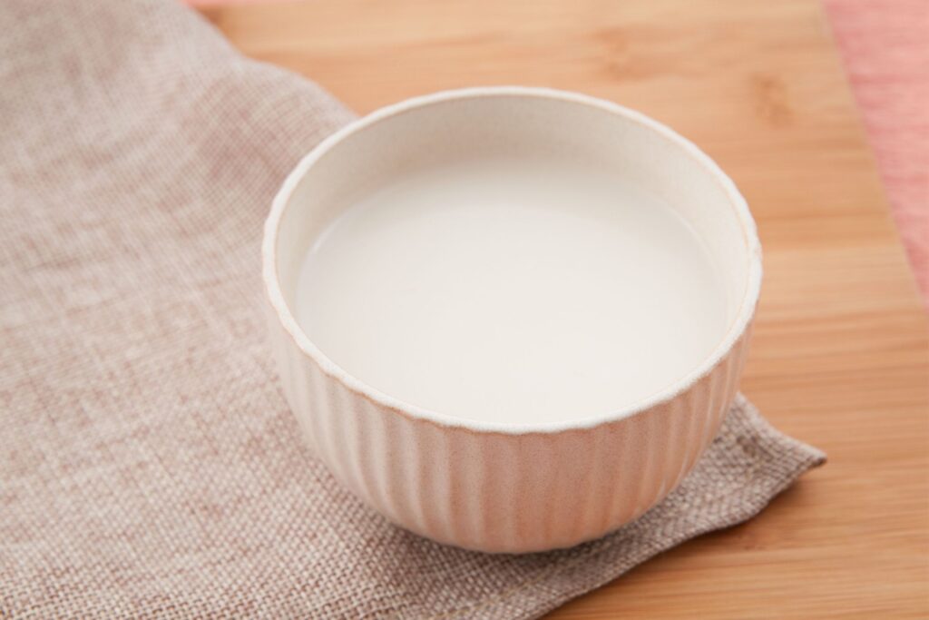 シンプルな容器に入った甘酒