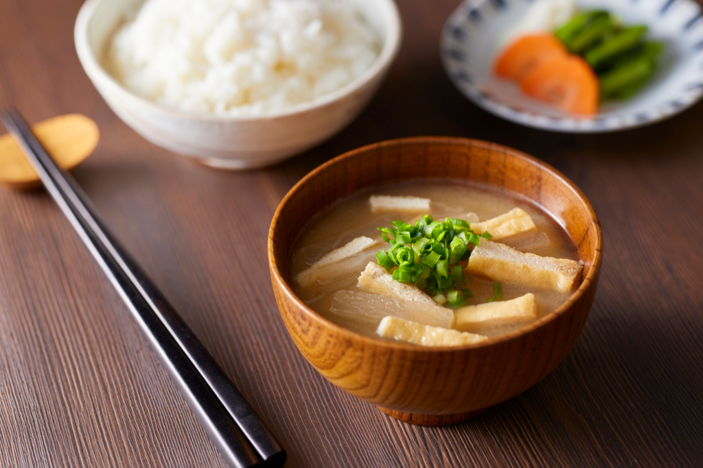 油揚げのおみそしるの朝食