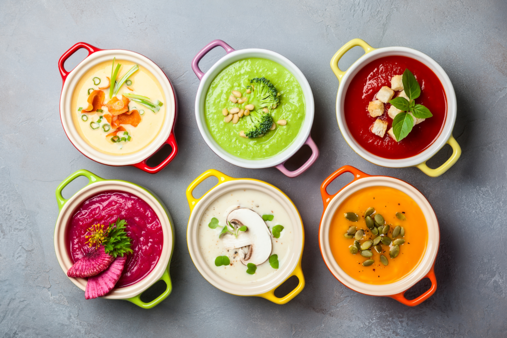 小さな容器に入ったいろいろなスープ