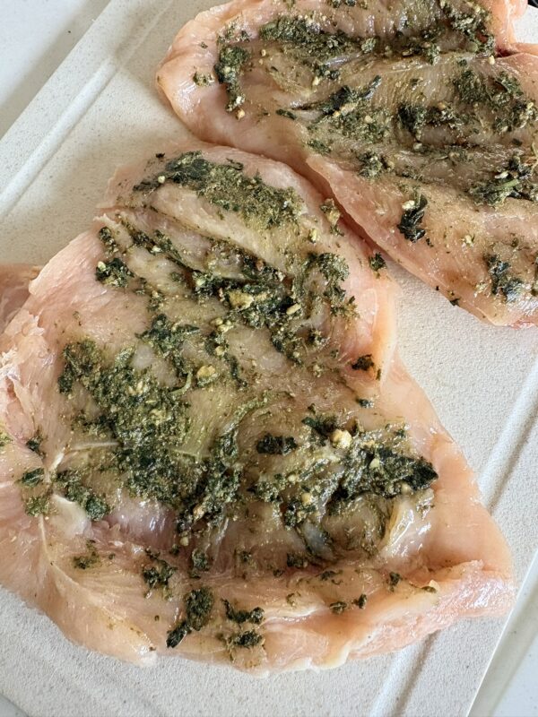 鶏むねにジェノベーゼソースで鶏ハム