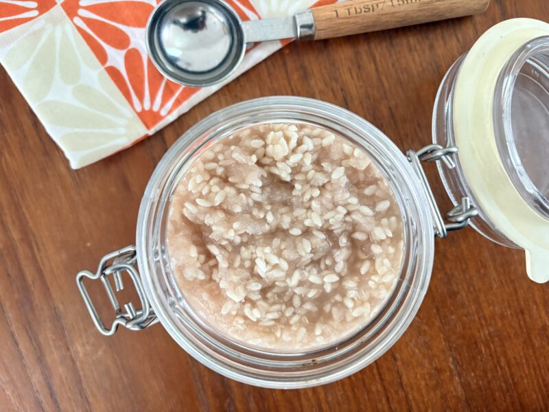 ピンク色になった玉ねぎ麹