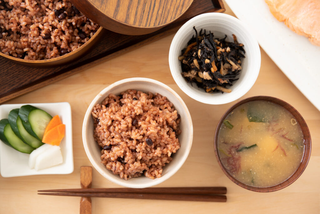 酵素玄米や味噌汁の健康的な日本食