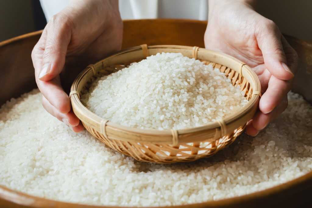 米を持つ女性の手