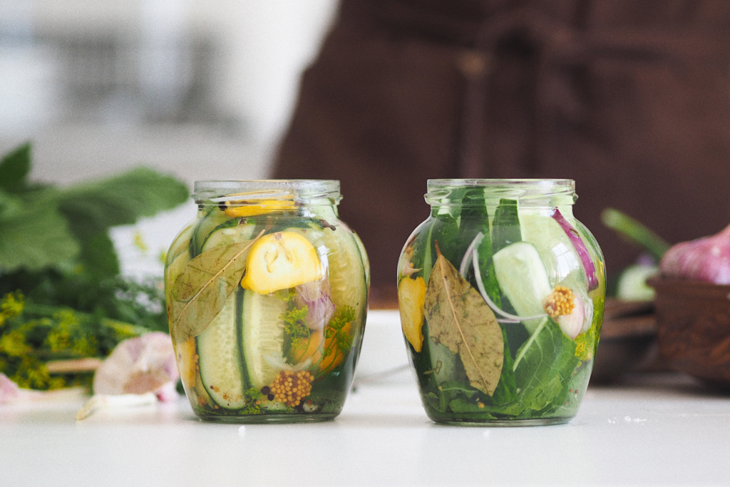 ピクルスが入った瓶