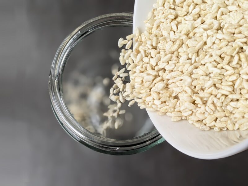 米麹を容器に入れる